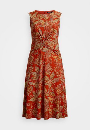 Vestito floreale rosso con dettaglio a torsione in vita, design senza maniche e gonna svasata; realizzato in tessuto leggero con una texture liscia.