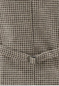 Braun-beiges Stoffmuster im Hahnentrittmuster mit glatter Textur, versehen mit einem Gürtel mit silberner Metallverschluss.