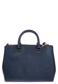 Borsa a mano sintetica blu navy con design strutturato, doppio manico superiore, hardware dorato e chiusura a zip. Texture liscia con un leggero motivo.