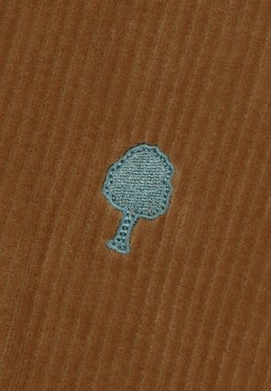 Bruine corduroy stof met een lichtblauw geborduurd boomontwerp. De textuur is ribbelig, wat een zachte, fluweelachtige uitstraling benadrukt.