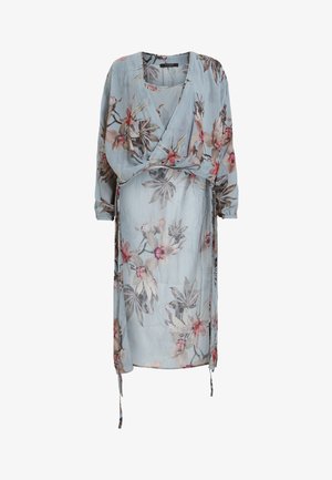 Jasnoniebieska sukienka kopertowa w kwiatowy wzór w kolorach różowym i zielonym, z długimi rękawami i regulowanymi troczkami w talii. Miękka, lekka tkanina.