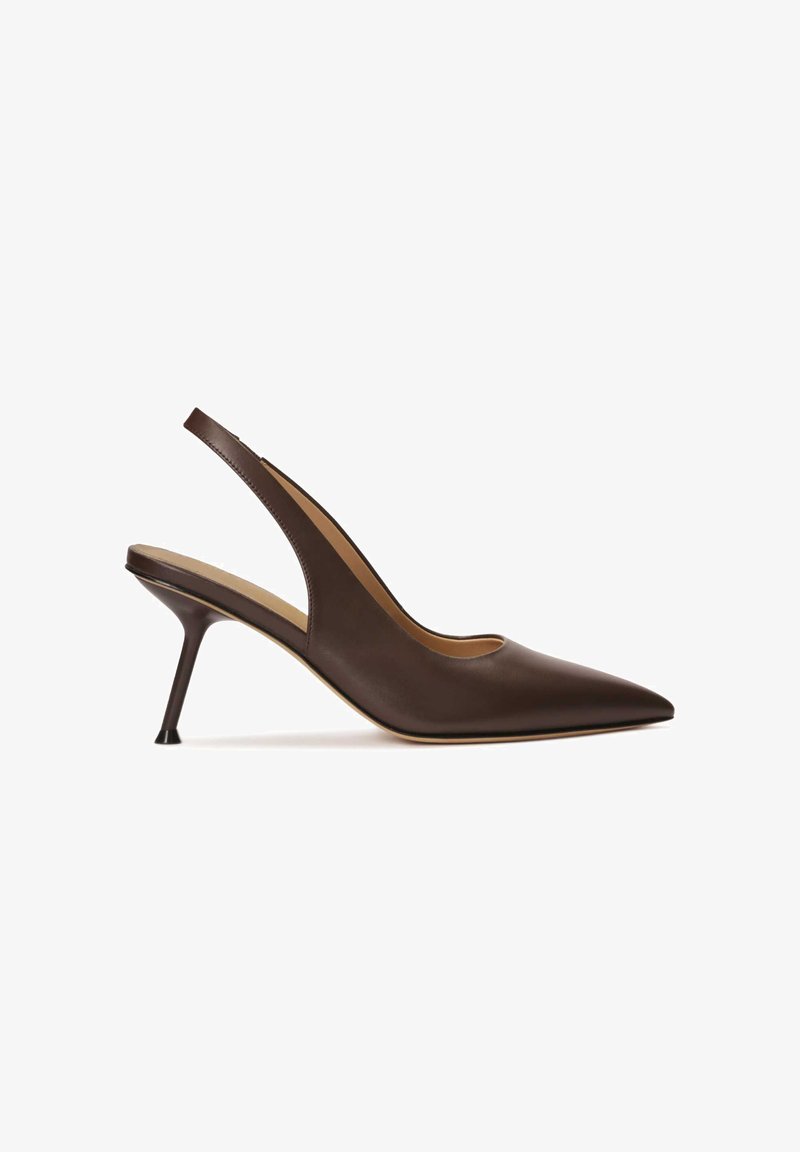 Tacón estilo slingback de cuero marrón, punta afilada, tacón de aguja, lados abiertos, textura suave, diseño minimalista.