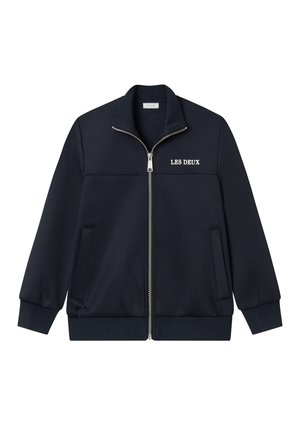 Marineblauwe jas met ritssluiting, opstaande kraag, geribde boorden en zoom, twee steekzakken aan de voorkant en het "LES DEUX" logo op de borst.
