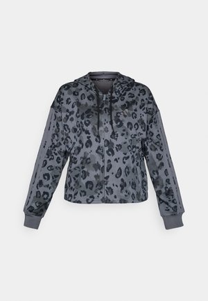 Krčen sivi kapuća s crnim leopard uzorkom, koja ima vezicu za kapu, zip zatvaranje i crne akcentne detalje duž rukava.