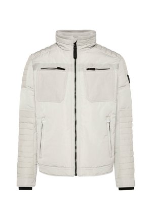 Hellgraue Pufferjacke mit hohem Kragen, zwei Reißverschluss-Brusttaschen und seitlichen Reißverschlusstaschen. Strukturiertes, geripptes Design an Schultern und Ärmeln.