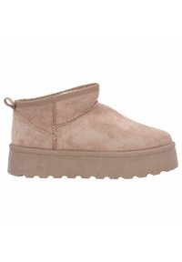 Bottine en suède beige avec un bout arrondi, bande élastique en haut et semelle épaisse et texturée. Présente un petit tirant au dos.