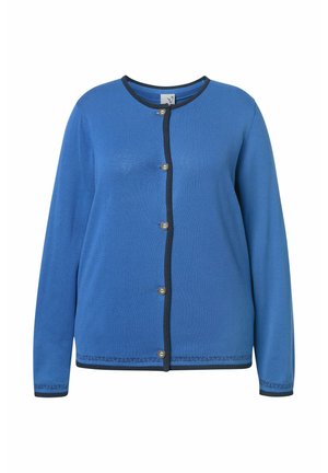 Blauwe cardigan met lange mouwen, ronde halslijn en donkere afwerking. Voorzien van zes knopen aan de voorkant en decoratieve stiksels langs de zoom.