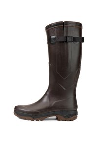 Bota de goma marrón hasta la rodilla con un acabado texturizado, que presenta una correa lateral, un diseño angulado y una suela marrón con grabado para mayor tracción.