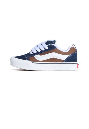 Marineblå og brun lærreds-sneaker med hvide detaljer, rund tå, flad sål og hvide snørebånd; slankt design med kontrastlogo.