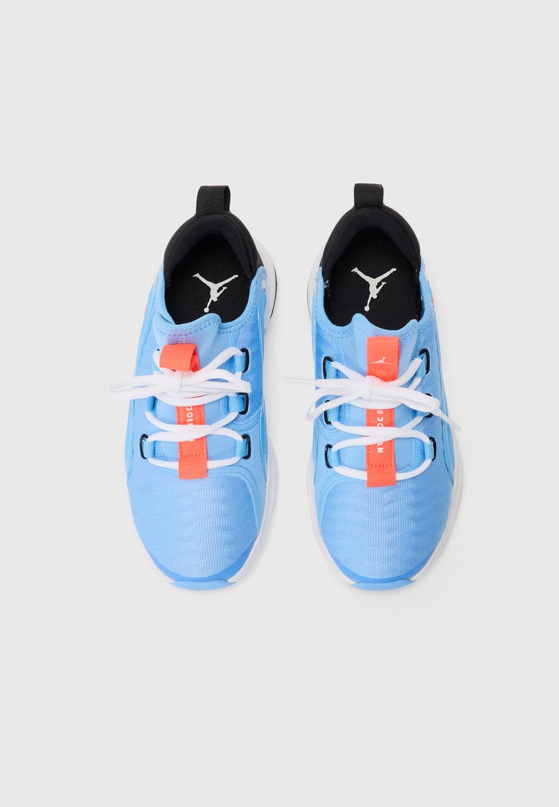 Zapatillas deportivas de color azul claro con una parte superior texturizada, forro negro, detalles en naranja y cordones blancos, con un logo en la lengua.