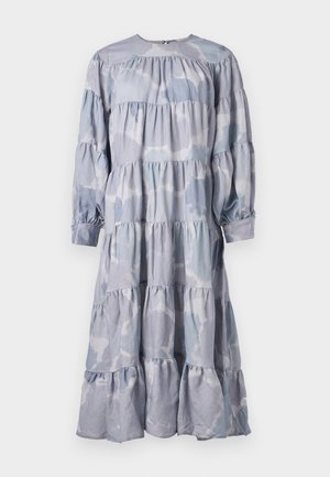 Vestido em camadas azul feito de tecido macio. Apresenta um decote redondo, mangas longas com punhos franzidos e uma barra ondulada e fluida.