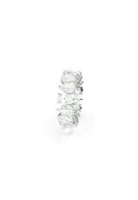 Anillo de plata con múltiples piedras preciosas de corte ovalado y transparente dispuestas en un diseño apilado, mostrando brillo y ajustes intrincados con garras.