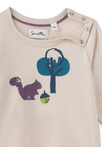 Beige Baumwollhemd mit lila Druckknöpfen. Es zeigt einen Print von einem Eichhörnchen, einem Baum und einer Eichel in Grüntönen und Blau.