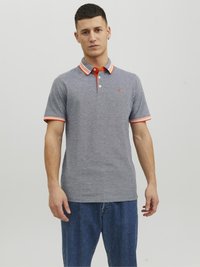 Pilkas polo marškinėliai su tekst�ūruotu audiniu, turintys kontrastingą oranžinį ir baltą juostelę ant apykaklės bei rankovių. Mažas logotipas ant krūtinės.