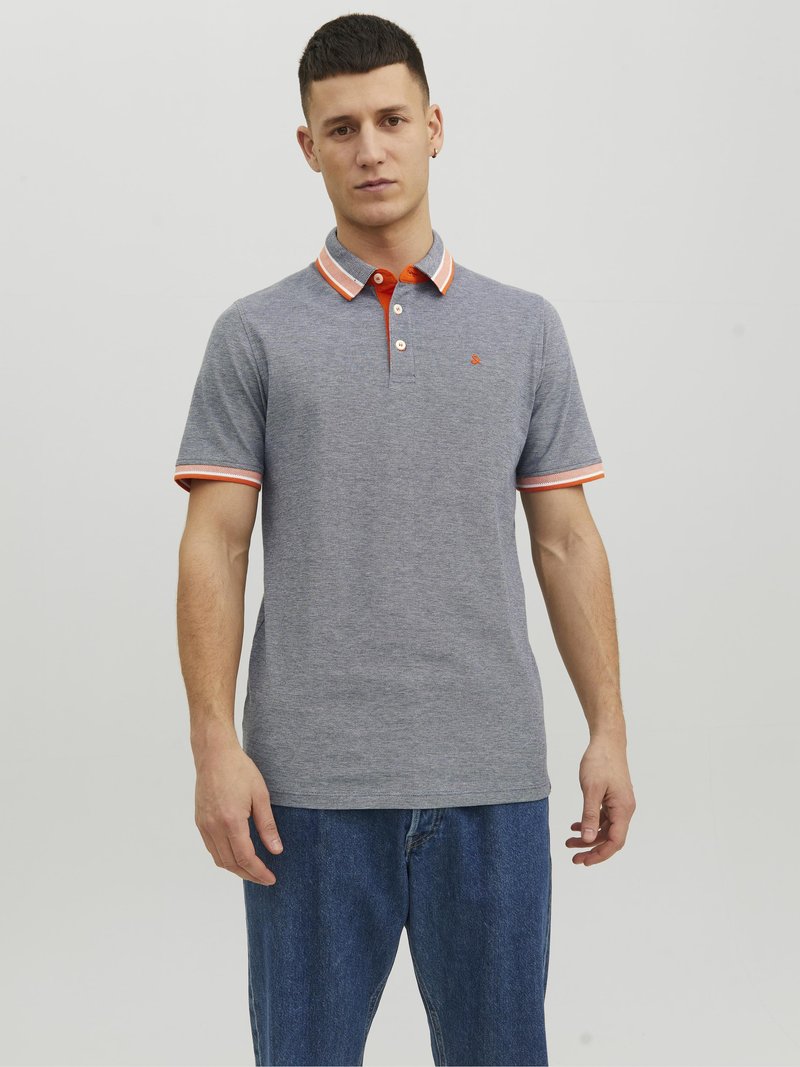 Pilkas polo marškinėliai su tekstūruotu audiniu, turintys kontrastingą oranžinį ir baltą juostelę ant apykaklės bei rankovių. Mažas logotipas ant krūtinės.