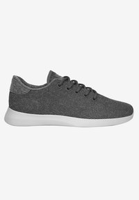 Graue Mesh-Sneaker mit einem gepolsterten Schaft, runden Schnürsenkeln und einer flexiblen weißen Sohle. Die Textur zeichnet sich durch ein atmungsaktives Gewebemuster aus.