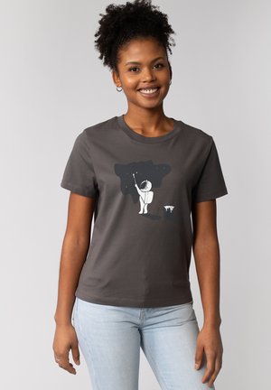 Grijze katoenen T-shirt met een bedrukte astronautenontwerp die een gereedschap vasthoudt onder een sterrenhemel. Klassieke ronde hals en korte mouwen.