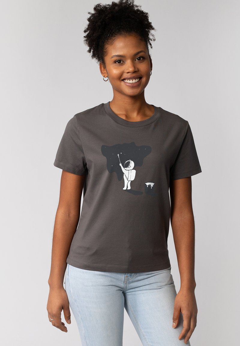Grijze katoenen T-shirt met een bedrukte astronautenontwerp die een gereedschap vasthoudt onder een sterrenhemel. Klassieke ronde hals en korte mouwen.
