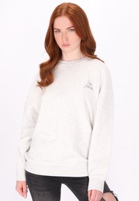 Lichtgrijze sweatshirt met een ronde hals en lange mouwen. Heeft een subtiele geborduurde afbeelding op de borst en ribgebreide manchetten en onderzoom.