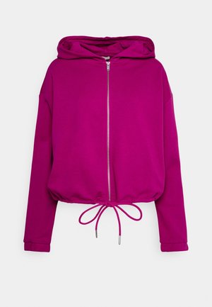 Magenta lynlåshoodie med lange ærmer, snørelinning bundet i en sløjfe og fast hætte, vist mod en enkel baggrund.