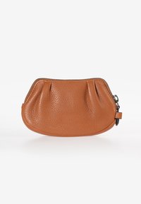 Bruine leren tas met een gestructureerde afwerking, ronde vorm, geplooid ontwerp en een ritssluiting, voorzien van een kleine hardware accent.
