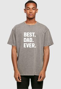 Merchcode FATHERS DAY - BEST DAD EVER ACID WASHED HEAVY O - T-shirt print - asphalt