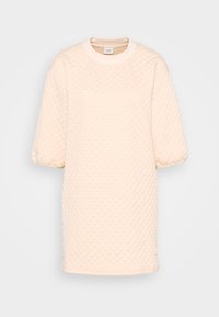 Helles beige, gestepptes Kleid mit kurzen Puffärmeln und runder Ausschnitt, das ein strukturiertes Rautenmuster aufweist. Weicher Stoff.