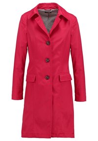 Manteau rouge vif pour femme, longueur genou, avec trois boutons noirs, poches à rabat, manches longues et doublure intérieure à motif visible au col.