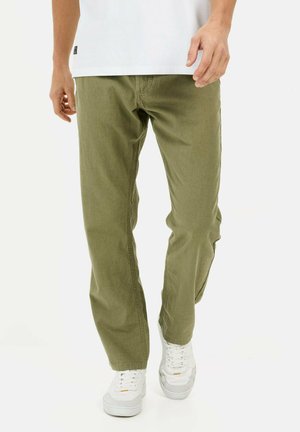 Olijfgroene broek met een rechte pijp, gemaakt van katoen. Gecombineerd met witte sneakers, wat een casual stijl en comfort uitstraalt.