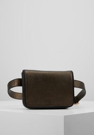 Dunkelbraune Leder-Gürteltasche mit strukturierter Oberfläche, rechteckiger Form und verstellbarem Riemen, präsentiert auf einem weißen Podest.