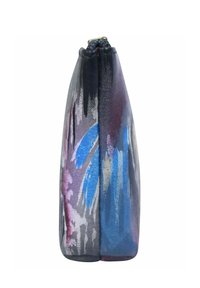 Handtas gemaakt van leer, met een abstract multikleurig ontwerp in tinten van blauw, paars en grijs, met een gladde textuur en smalle vorm.