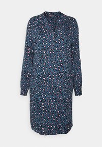 Vestido de manga larga y con botones en tela azul con un patrón de estampado de leopardo en negro, rosa y blanco. Presenta un cuello y mangas con puños.