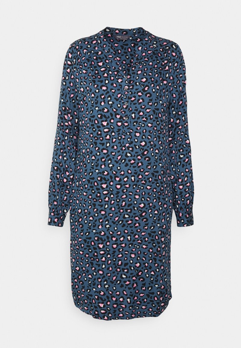 Vestido de manga larga y con botones en tela azul con un patrón de estampado de leopardo en negro, rosa y blanco. Presenta un cuello y mangas con puños.