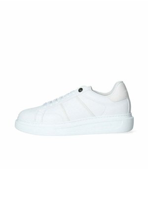 Sneaker bianco con tomaia in sintetico liscio, punta rotonda, suola piatta, design con lacci, dettagli di cucitura subtle e accento con logo sulla linguetta.
