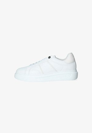 Sneaker bianco con tomaia in sintetico liscio, punta rotonda, suola piatta, design con lacci, dettagli di cucitura subtle e accento con logo sulla linguetta.