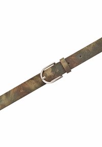 Leren riem in gemêleerd groen en bruin met een gestructureerde afwerking. Bevat een zilverkleurige metalen gesp en meerdere verstelgaten.