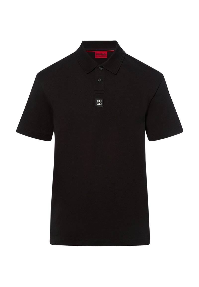 Polo negro de algodón, con cuello clásico, tapeta de tres botones y un pequeño logo en el pecho.