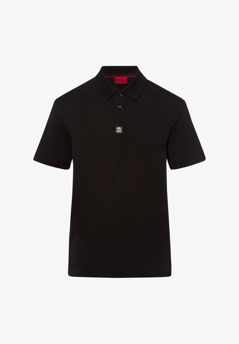 Polo negro de algodón, con cuello clásico, tapeta de tres botones y un pequeño logo en el pecho.