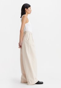 Levi's® MOJ PLEATED TROUSER - Trousers - soft ecru