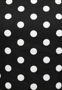 Μαύρο ύφασμα με ομοιόμορφα διατεταγμένες μεγάλες λευκές βούλες σε σχηματισμό πλέγματος.