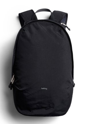 Sac à dos Bellroy noir avec dessus incurvé, bretelles rembourrées, poche zippée à l'avant et petit logo au centre avant.