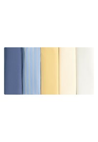 Cinq tissus pliés en bleu, bleu à rayures blanches, jaune, crème et blanc, disposés côte à côte.