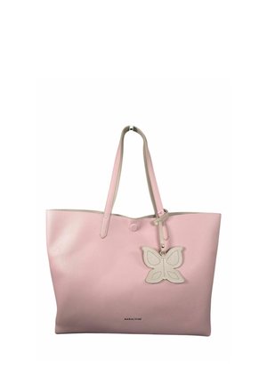 Grande borsa in pelle rosa con due manici e un ciondolo beige a forma di farfalla appeso a uno dei manici.