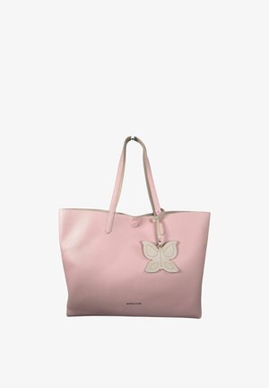 Grande borsa in pelle rosa con due manici e un ciondolo beige a forma di farfalla appeso a uno dei manici.