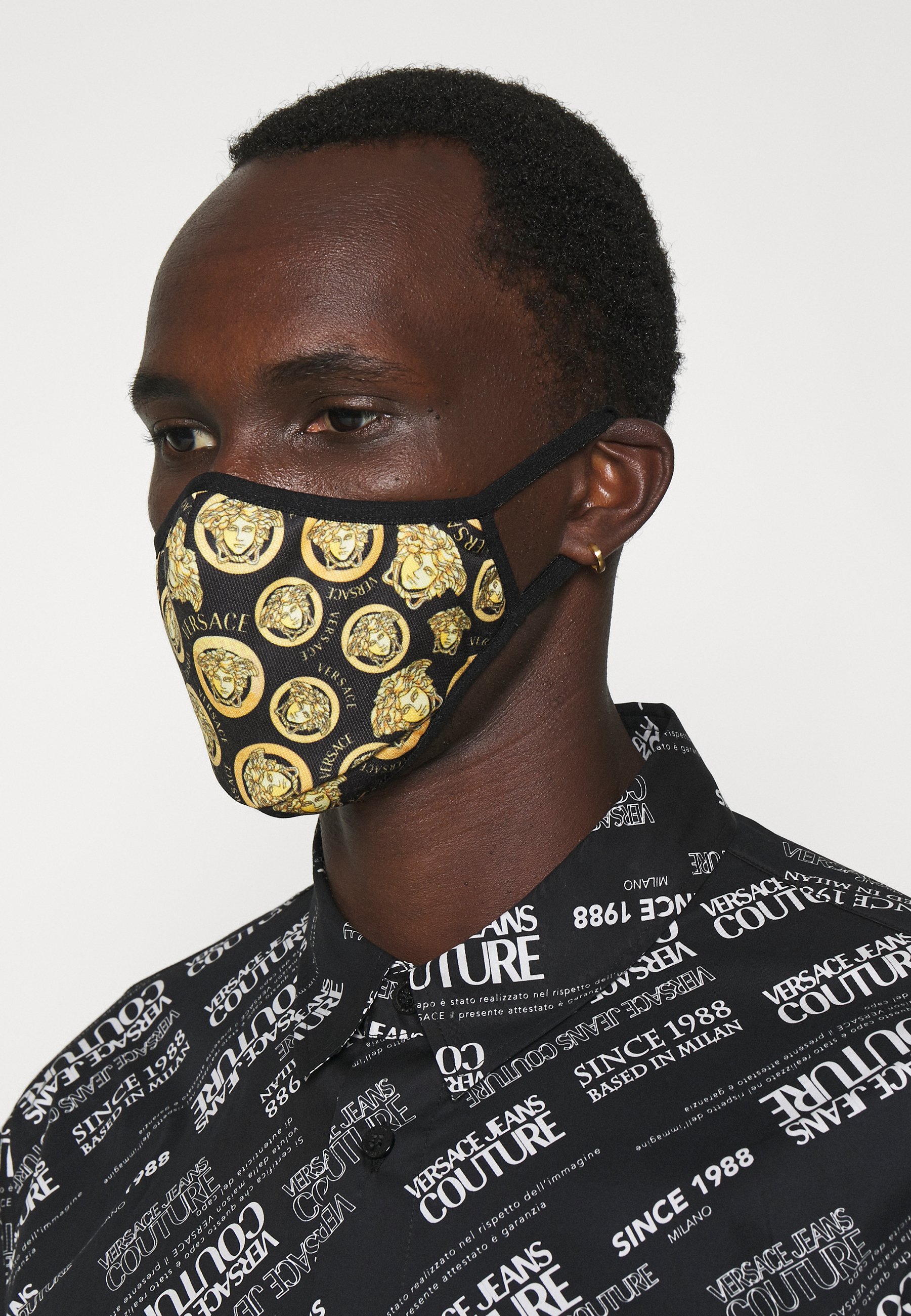 Versace MEDUSA AMPLIFIED FACE MASK - Stoffen mondkapje - black/gold/zwart -  Zalando.nl