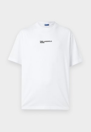 Bela majica s kratkimi rokavi z napisom "KARL LAGERFELD JEANS" v črni barvi na zgornjem levem delu prsnega koša, prikazana na enostavni svetli podlagi.