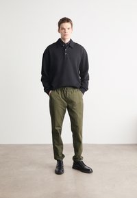 Tommy Jeans AUSTIN - Bukse - fatigue green