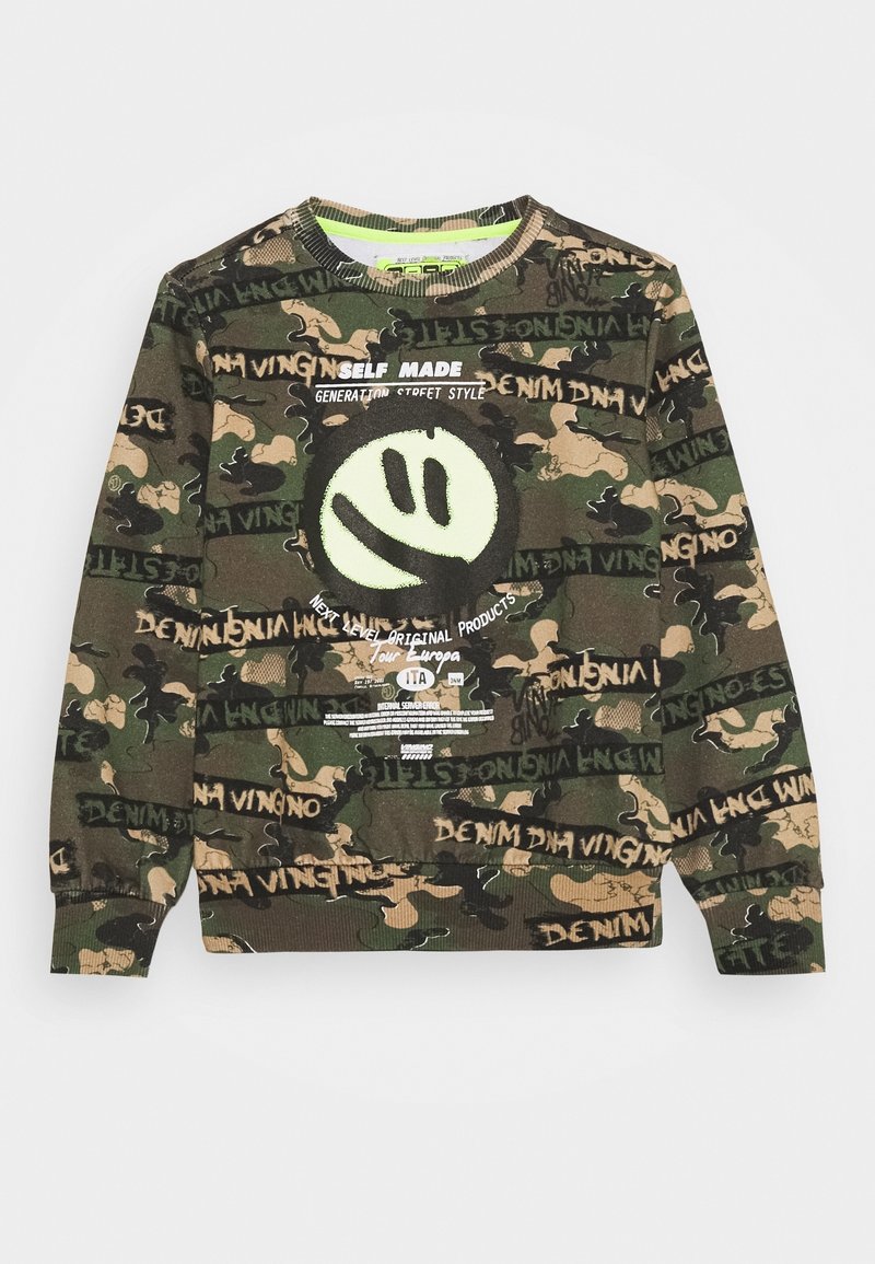 Sweat-shirt à motifs camouflage en vert, brun et noir avec un grand motif de smiley, un texte graphique et des poignets et un ourlet côtelés. Texture douce.