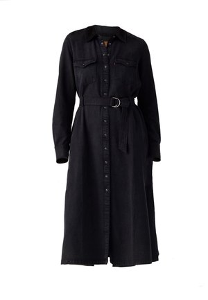 Abito in denim nero con colletto, maniche lunghe, chiusura a bottoni frontale, due tasche sul petto e una cintura coordinata con fibbia metallica.