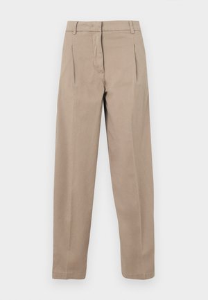 Pantaloni beige a gamba dritta con passanti per cintura, pieghe frontali e chiusura anteriore con cerniera nascosta su sfondo bianco.